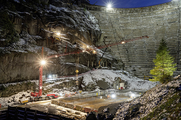 Liebherr-Mobilbaukran MK 88 Plus meistert 1.600 Hübe am Staudamm in den Schweizer Alpen